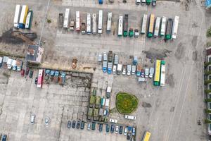 vista aérea no estacionamento de caminhões antigos foto