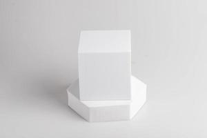 suporte de produto branco, simulado em um fundo de textura de fundo branco cenário ideal para apresentações de produtos, exposições e maquetes. foto