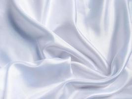 fundo de textura de tecido amassado branco. cortina de seda com ondas de dobra para design foto