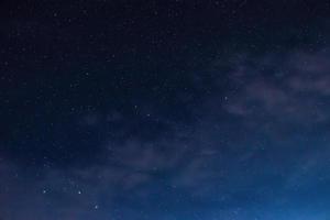 céu estrelado da noite. constelações e nebulosas no espaço foto