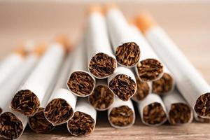 cigarro, tabaco em rolo de papel com tubo de filtro, conceito de não fumar. foto