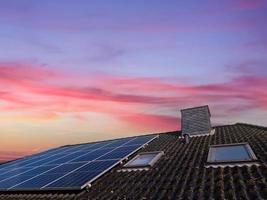 painéis solares produzindo energia limpa em um telhado de uma casa residencial foto