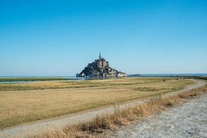 bela paisagem verde com o monte saint michel à distância. foto