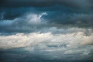 céu temperamental dramático, paisagem de nuvens sinistra, nuvens de trovoada no céu ventoso de outono foto