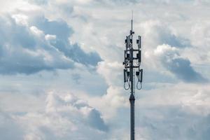 torre de transmissão de rede celular no fundo do céu nublado, copie o espaço foto