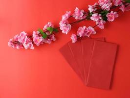vista superior do envelope vermelho e flor no festival do ano novo chinês foto