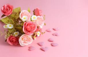 fundo de amor - buquê de rosa e forma de coração em fundo rosa foto