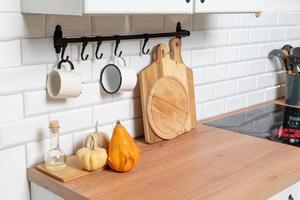 interior de balcão de cozinha moderna com copos e tábuas de corte foto