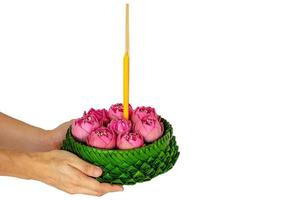 mão segurando folha de bananeira krathong decora com flores de lótus rosa para lua cheia da tailândia ou festival loy krathong isolado no fundo branco. foto