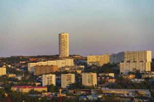 paisagem urbana com vista para edifícios e arquitetura de vladivostok, rússia foto