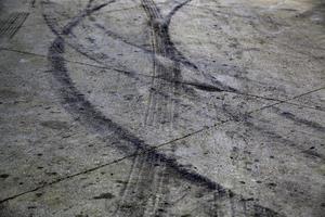 derrapagem da roda no asfalto foto