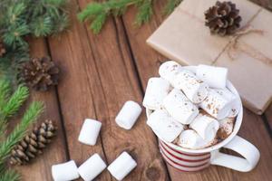 doce chocolate quente com marshmallows, bebida de natal de inverno em fundo de madeira. foto