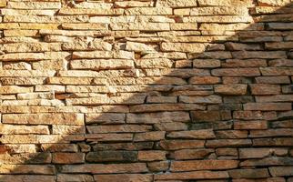 fundo de parede de tijolo velho, textura de parede de tijolo, estrutura. tijolo quebrado velho, close-up. construção, reparação. o conceito de desolação, declínio. foto