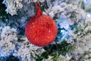 árvore de natal decorada com fundo de férias de ano novo de bola vermelha foto