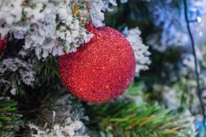 árvore de natal decorada com fundo de férias de ano novo de bola vermelha foto