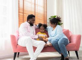 família feliz relaxando no sofá na sala de estar em casa foto