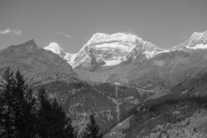 caminhada nos alpes suíços foto