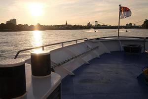 koenigswinter, nrw, alemanha, 2019 - vista de um barco fluvial no rio Reno durante o pôr do sol. foto