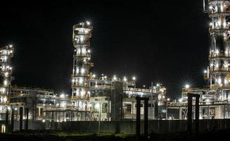 a fábrica de refinaria de petróleo à noite foto