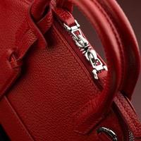 um tiro de close-up de uma bolsa de couro vermelho de luxo foto