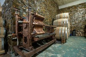 os barris de vinho de madeira em uma fábrica de vinho foto