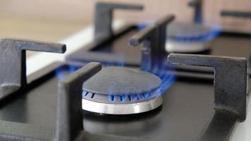 close-up chamas azuis de fogo em um queimador de gás na cozinha para cozinhar. chama de gás em uma caldeira a gás foto