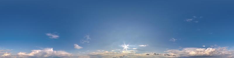 céu azul claro sem costura hdri panorama vista de ângulo de 360 graus com zênite e belas nuvens para uso em gráficos 3d como substituição do céu e cúpula do céu ou editar tiro de drone foto