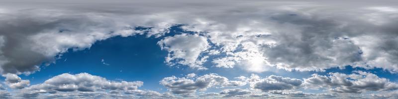 céu azul nublado sem costura hdri panorama visão de ângulo de 360 graus com zênite e belas nuvens para uso em gráficos 3d como substituição do céu e cúpula do céu ou editar tiro de drone foto