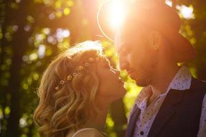 jovem casal se olha nos olhos, close-up foto