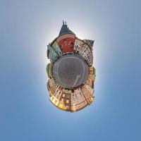 pequeno planeta e vista panorâmica aérea esférica 360 na rua antiga cidade medieval com igreja e edifícios históricos foto
