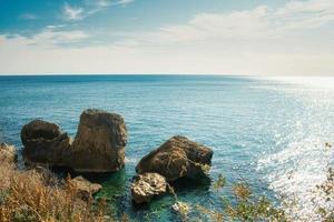 trecho de costa arenosa entre varigotti e o final da Ligúria, com um efeito sedoso da água do mar durante um dia quente de primavera em 2022 foto