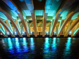 visão noturna de uma ponte de concreto iluminada em melaka, malásia foto