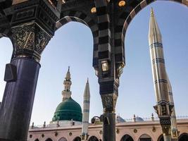 vista de ângulo baixo de uma cúpula verde na mesquita madina na arábia saudita foto