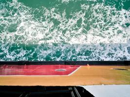 vista de alto ângulo das ondas do mar do ferry boat em um dia ensolarado foto