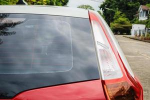 vista traseira da janela do carro vermelho para maquete de adesivo foto