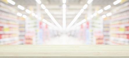 tampo da mesa de madeira com fundo desfocado da mercearia de supermercado com luz bokeh para exibição do produto foto