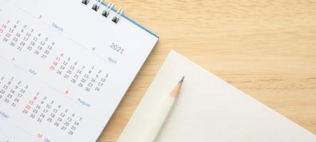 Calendário 2021 com lápis no conceito de reunião de planejamento de negócios de fundo de mesa de madeira