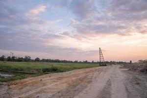 canteiro de obras com guindaste ao pôr do sol foto