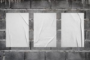 maquete de cartaz de papel colado com pasta de trigo branca em branco no fundo da parede de concreto foto