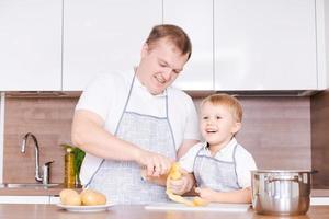 conceito de alimentação e nutrição. tiro de dois alegre pai e filho posando na cozinha foto