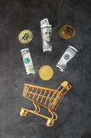 mini carrinho de ouro com moedas bitcoin e dólares americanos em um voo de levitação em um fundo escuro. foto