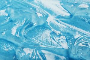 gel anti-séptico em um fundo azul em ondas. foto