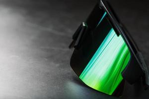 óculos esportivos verdes com lente espelhada em um fundo escuro foto