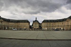 uma vista da cidade de bordeaux na frança foto