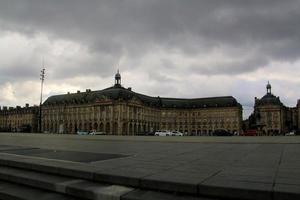 uma vista da cidade de bordeaux na frança foto