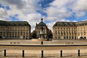 uma vista da cidade de bordeaux na frança foto