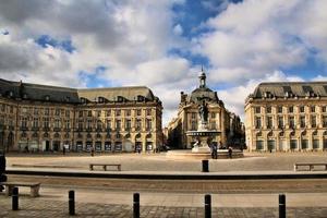 uma vista da cidade de bordeaux na frança foto