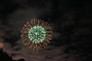 uma visão de uma exibição de fogos de artifício foto