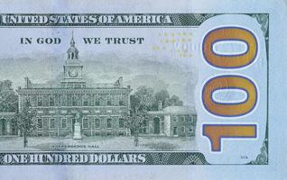 salão da independência no fragmento macro do close up do verso da nota de 100 dólares. estados unidos nota de dinheiro de cem dólares foto