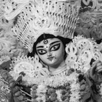 deusa durga com olhar tradicional em vista de perto em um sul kolkata durga puja, ídolo durga puja, um maior festival hindu navratri na índia preto e branco foto